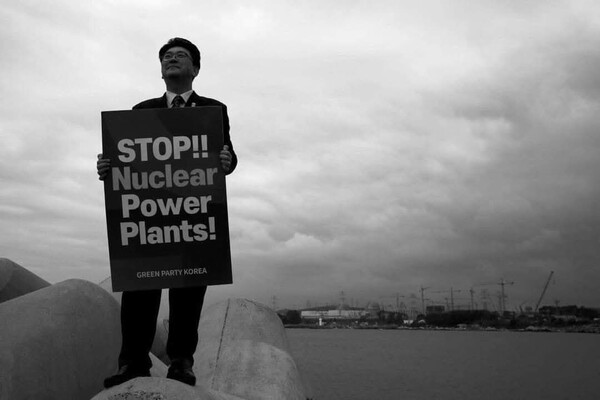 2021년 10월 고리2호기 앞에서 피켓기위를 하는 필자 [사진. 장영식]
