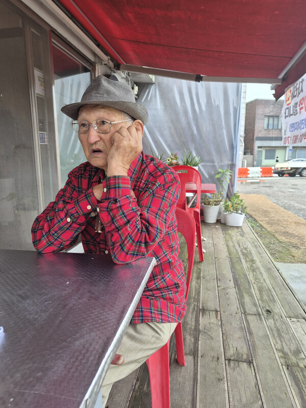 지난 추석 연휴 기간중 김포에서 필자와 인터뷰를 하고 있는 안학섭 선생