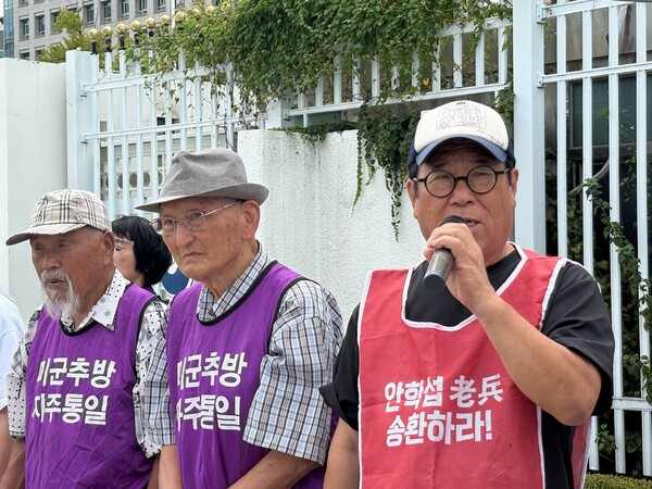 미군추방 북송추진 기자회견에 함께하고 있는 안학섭 선생. 사진 중앙