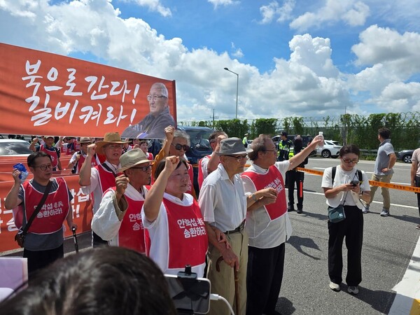 지난 8월 통일대교를 통해 북송을 요청하는 안학섭 선생과 시민들.