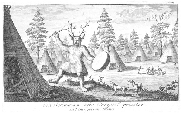 그림2) 시베리아 옛 퉁구스 샤먼은 사슴뿔 관을 쓰고 북을 치며 굿을 펼쳤다. 그림은 18세기 네덜란드 동인도회사 소속 선원 니콜라스 비천이 출간한 『북동 타타르지(Noord En Oost Tartarye)』(Witsen, 1692;1705)에 실린 것이다. 그림 밑에는 “퉁구스 땅의 샤먼 또는 악마 사제”라고 적혀 있다.