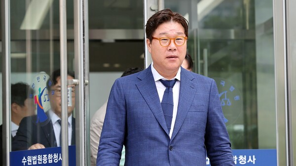 5개 비상장회사 자금 500억 원대 횡령 및 800만 달러 대북송금 혐의 등으로 기소돼 1심에서 징역 2년 6월의 실형과 징역 1년에 집행유예 2년을 각각 선고받은 김성태 쌍방울 그룹 전 회장이 12일 오후 선고 공판이 열린 경기도 수원시 영통구 수원지방법원을 빠져나오고 있다. 2024.7.12. 연합뉴스