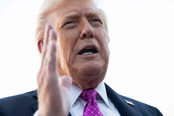 도널드 트럼프 미국 대통령이 17일 플로리다주 팜비치 국제공항에 도착해 전용기에서 내린 뒤 기자들과 얘기하고 있다. 주말을 보내기 위해 마러라고로 이동 중이다. 2025. 10. 17 [AFP=엲합뉴스]