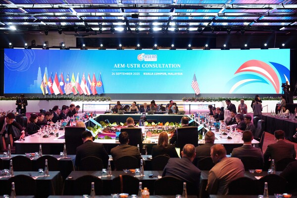 아세안(동남아국가연합) 10개국이 24일 말레이시아 쿠알라룸푸프에서 열린 아세안 경제장관회의에 참석하고 있다. 2025. 09. 24 [AP=연합뉴스]