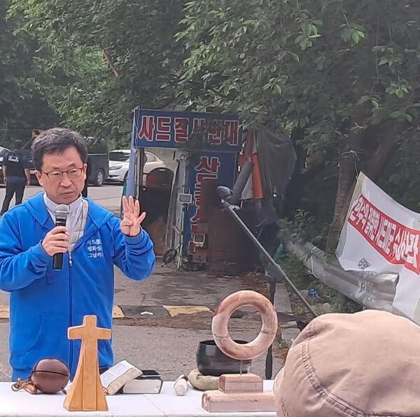 사드 배치 반대 투쟁 현장예배에서 말씀을 전하는 백창욱 목사. 사진=박철 시민기자