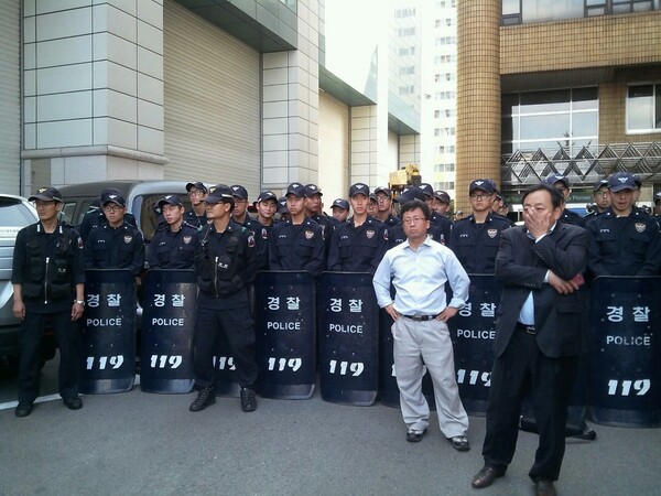 경찰과 대치중인 백창욱 목사. 사진=박철 시민기자