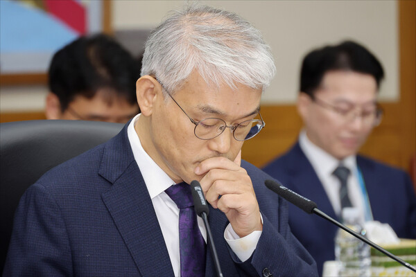 천대엽 법원행정처장이 15일 서울 서초구 대법원에서 열린 국회 법제사법위원회의 대법원에 대한 2025 국정감사에서 생각에 잠겨 있다. 2025.10.15 [국회사진기자단] 연합뉴스