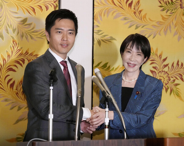 10월 20일 도쿄 국회의사당에서 열린 공동 기자회견 뒤 다카이치 사나에 자민당 총재가 요시무라 히로후미 일본 유신회 대표와 악수하는 모습. 이날 자민당과 일본유신회는 연립정권을 구성하기로 합의했다. 2025.10.20. 교도 로이터 연합뉴스