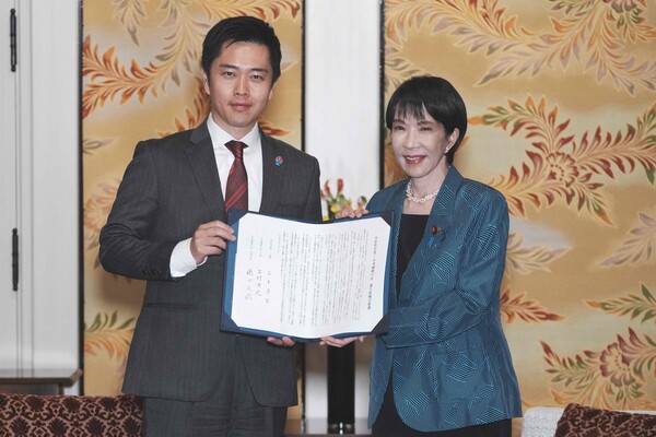 일본 집권 여당 자민당의 다카이치 사나에 총재(오른쪽)와 일본유신당(JIP) 요시무라 히로후미 대표가 10월 20일 도쿄 국회에서 양당 간 정책 협정에 서명한 후 기자회견을 하고 있다. 자민당과 일본유신회는 20일 연립정부 구성 협정에 서명함으로써 다카이치가 일본 최초의 여성 총리가 될 수 있는 길을 열었다. 2025.10.20.AFP 연합뉴스