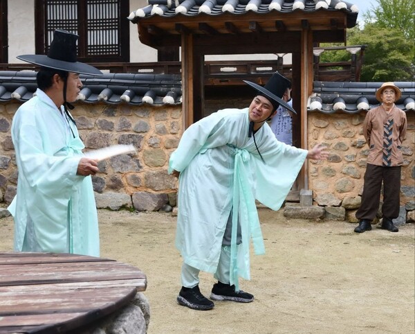 임청각 마당에서 열린 '서간도의 바람소리' 약식 공연. 담벼락에서 있는 이가 (사)안동문화지킴이 이사장 김호태 선생이다. 연극의 대사를 썼고 연극을 이끌어 가고 있다. 25명 이상 단체 답사를 오면 버스비, 숙박과 식비를 안동문화지킴이에서 상당 부분 지원하는 게 가능하다고 한다. 사진 송필경