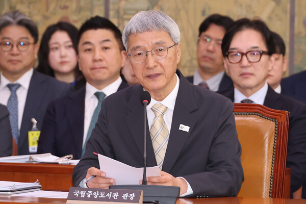 김희섭 국립중앙도서관장이 22일 서울 여의도 국회에서 열린 문화체육관광위원회의 국립중앙박물관, 국립중앙도서관 등에 대한 국정감사에서 위원 질의에 답하고 있다. 2025.10.22. 연합뉴스