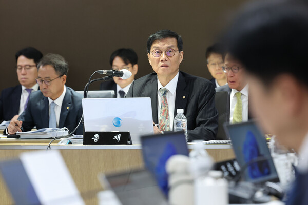 이창용 한국은행 총재가 20일 서울 중구 한국은행에서 열린 국회 기획재정위원회의 한국은행에 대한 국정감사에서 의원질의에 답하고 있다. 2025.10.20. 연합뉴스