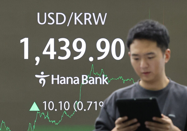 23일 서울 중구 하나은행 딜링룸 현황판에 원/달러 환율이 표시되고 있다. 2025.10.23. 연합뉴스