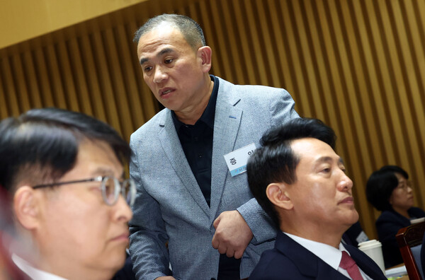 정치 브로커 명태균 씨가 23일 서울 중구 서울시청에서 열린 2025년 국회 행정안전위원회 국정감사에 증인으로 출석해 질의 답변을 마치고 자리로 향하고 있다. 아래는 오세훈 서울시장. 2025.10.23. 연합뉴스