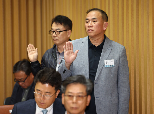 정치 브로커 명태균 씨가 23일 서울 중구 서울시청에서 열린 2025년 국회 행정안전위원회 국정감사에서 증인 선서를 하고 있다. 2025.10.23. 연합뉴스