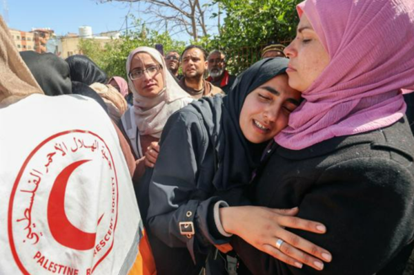 3월 31일 팔레스타인 가자지구 칸유니스에서 열린 팔레스타인 적신월사 구조대원 장례식에서 유족과 친지가 슬퍼하고 있다. (연합뉴스)