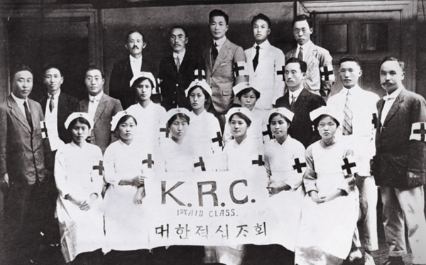 1920년 대한민국 임시정부가 조직된 대한적십자회 응급구호반. 맨 오른쪽이 여운형 임시정부 외무부 차장이다. (대한적십자사)