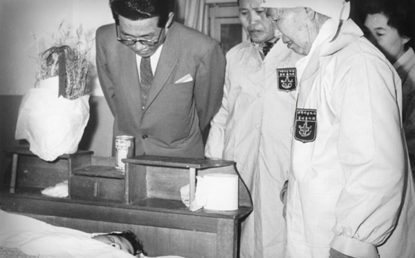 4·19혁명 부상자를 보살피는 적십자사 봉사원들. (대한적십자사)