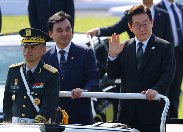 이재명 대통령이 1일 충남 계룡대 대연병장에서 열린 건군 77주년 국군의 날 기념행사에서 차량에 탑승해 참석자들을 향해 손을 흔들고 있다. 2025.10.1 연합뉴스