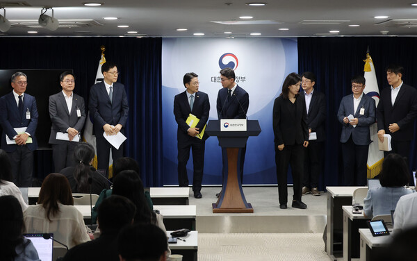 지난 9월 19일 서울 종로구 정부서울청사에서 열린 해킹 대응을 위한 과기정통부-금융위 합동 브리핑을 마친 류제명 과기정통부 제2차관과 권대영 금융위 부위원장(왼쪽 네번째)이 대화하고 있다. 맨 왼쪽은 롯데카드, 맨 오른쪽은 KT 관계자. 2025.9.19. 연합뉴스