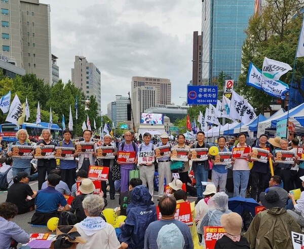 촛불집회 참여 중인 민주사회를 위한 지식인, 종교인 네트워크(민사네) 회원들 모습. 2025.09.12. 사진제공 김근수 소장