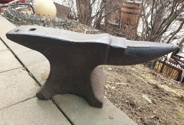 대장간에서 사용하는 모루