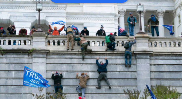 부정선거를 주장하는 도널드 트럼프 미국 대통령 충성파 지지자들이 6일 워싱턴D.C. 미 의회 의사당의 서쪽 벽을 타고 올라가 내부 진입을 시도하고 있다. 2021. 01. 06 [AP=연합뉴스 자료사진]