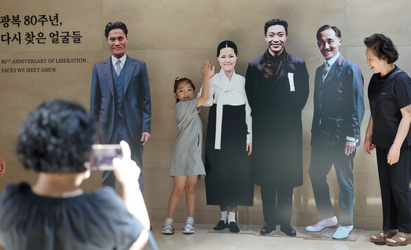 광복 80주년을 사흘 앞둔 12일 서울 용산구 국립중앙박물관에서 열린 '광복 80주년, 다시 찾은 얼굴들' 기념전에서 한 어린이가 인공지능(AI) 기술로 구현한 독립운동가(왼쪽부터 윤봉창, 유관순, 안중근, 안창호)들과 기념촬영을 하고 있다. 2025.8.12. 연합뉴스