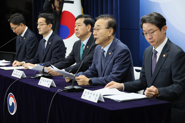김윤덕 국토교통부 장관이 15일 서울 종로구 정부서울청사에서 주택시장 안정화 대책 관계부처 합동브리핑을 하고 있다.왼쪽부터 임광현 국세정창, 윤창렬 국무조정실장, 구윤철 부총리 겸 기획재정부 장관, 김윤덕 국토교통부 장관, 이억원 금융위원장. 2025.10.15. 연합뉴스