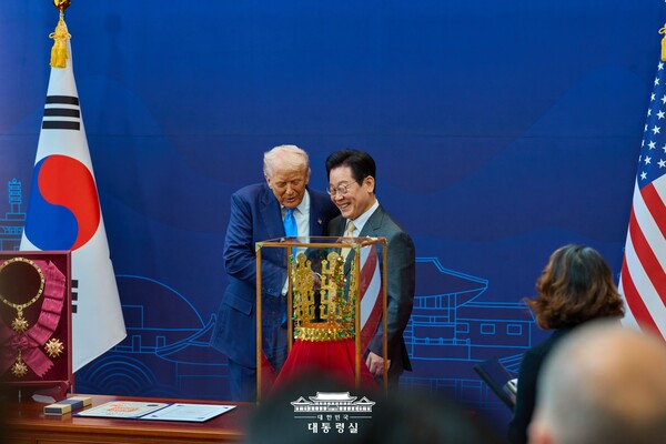 이재명 대통령이 29일 경북 경주박물관에서 도널드 트럼프 미국 대통령에게 '천마총 금관 모형'을 선물한 뒤 악수하고 있다. 왼쪽은 이 대통령이 트럼프 대통령에게 수여한 무궁화 대훈장. 2025.10.29. 연합뉴스