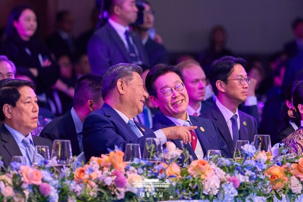 이재명 대통령과 시진핑 중국 국가주석이 10월 31일 경북 경주시 라한셀렉트호텔에서 열린 2025 아시아태평양경제협력체(APEC) 정상회의 환영 만찬에서 대화를 나누고 있다. 2025.11.1. 연합뉴스