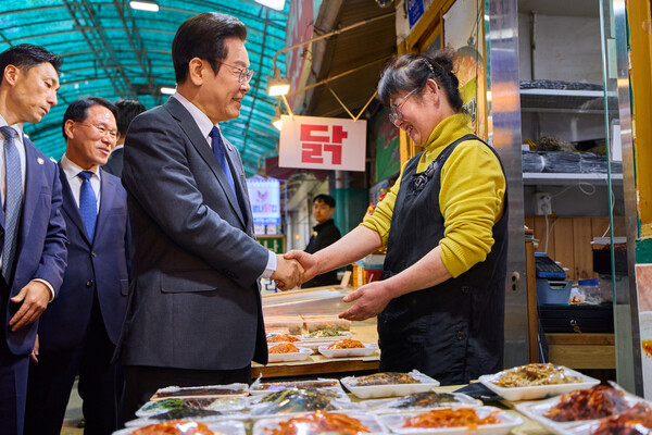 이재명 대통령이 20일 경기도 일산시장에서 상인들과 인사하고 있다. 2025.10.20 [대통령실 제공] 연합뉴스