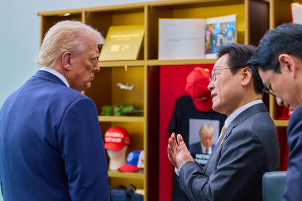 이재명 대통령과 도널드 트럼프 미국 대통령이 29일 경북 경주박물관에서 정상회담에 앞서 트럼프 굿즈 전시품을 관람하고 있다. 2025.10.29 [대통령실 제공. 재판매 및 DB 금지] 연합뉴스