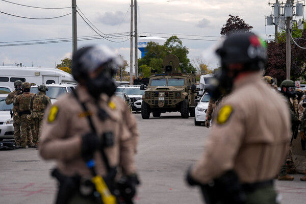 1일, 미국 일리노이주 시카고 교외의 브로드뷰에 있는 브로드뷰 이민단속국(ICE) 시설 근처 시위 현장에 무장 경찰 차량이 보인다. 이는 도널드 트럼프 미국 대통령이 범죄 예방 지원을 위해 연방 법 집행력 주둔을 늘리도록 명령한 데 따른 것이다. 2025. 11. 01 [로이터=연합뉴스]