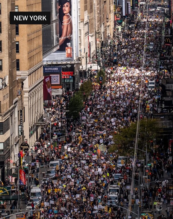 18일 미국 뉴욕 맨해튼에 모인 'NO 킹스'(왕은 없다) 집회의 모습. 2025. 10. 18 [뉴욕타임스 페북 캡처]
