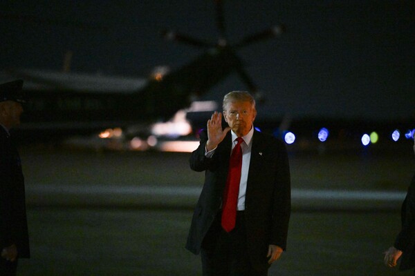 2일, 도널드 트럼프 미국 대통령이 메릴랜드주 앤드루스 합동기지에서 전용기에서 내린 후 손을 흔들고 있다. 트럼프 대통령은 주말을 보낸 플로리다주 마러라고 저택에서 백악관으로 복귀 중이다. 2025. 11. 02 [AFP=연합뉴스]