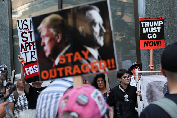 월트 디즈니가 소유한 ABC 방송이 트럼프 정부의 위협으로 인해 '지미 키멜 라이브' 방송을 중단한다고 발표한 지 하루 만인 2025년 9월 18일 시민들이 뉴욕 월트 디즈니 본사 밖에서 시위를 벌이고 있다. 로이터 연합뉴스