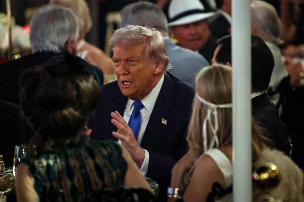 31일: 도널드 트럼프 미국 대통령이 플로리다주 팜비치에 있는 자신의 마러라고 자택에서 열린 핼러윈 파티 도중 손님들과 이야기하고 있다 2025. 10. 31 [AFP=연합뉴스]