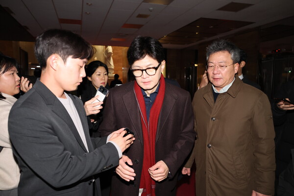 윤석열이 비상계엄을 선포한 3일 밤 서울 여의도 국회 본관에 국민의힘 한동훈 대표가 도착해 이동하고 있다. 윤석열은 이날 용산 대통령실에서 긴급 담화를 통해 "종북 세력을 척결하고, 자유 헌정질서를 지키기 위해 비상계엄을 선포한다"고 밝혔다. 2024.12.3. 연합뉴스