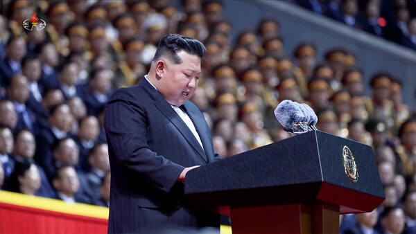 김정은 북한 국무위원장이 지난 9일 평양 5월1일 경기장에서 열린 노동당 창건 80주년 경축대회서 기념연설을 했다고 조선중앙TV가 10일 보도했다. [조선중앙TV 화면] 2025.10.10 연합뉴스