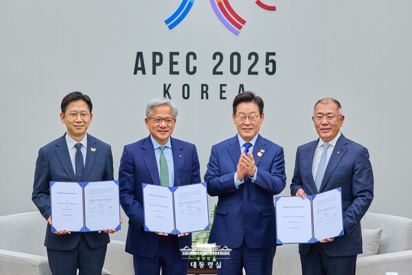 이재명 대통령이 31일 APEC 정상회의장인 경주화백컨벤션센터에서 젠슨 황 엔비디아 최고경영자(CEO) 접견에 앞서 정부와 현대차, 엔비디아의 국내 피지컬 AI 역량 고도화 협약 관련 기념촬영을 하고 있다.왼쪽부터 배경훈 과학기술정보통신부 장관, 젠슨 황 CEO, 이 대통령, 정의선 현대차그룹 회장. 2025.10.31. 연합뉴스