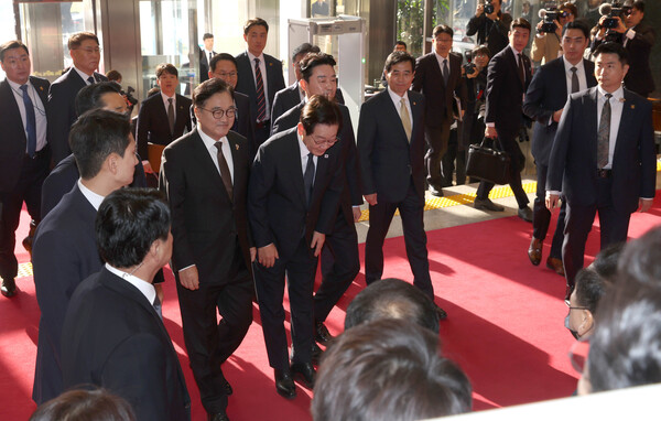 이재명 대통령이 4일 내년도 정부 예산안에 대한 시정연설을 하기 위해 서울 여의도 국회에 도착해 침묵시위를 하는 국민의힘 의원들을 향해 인사하고 있다. 국민의힘 의원들은 추경호 전 원내대표에 대한 내란특검팀의 영장청구에 반발하며 야당 탄압 중단을 촉구했다. 2025.11.4. 연합뉴스
