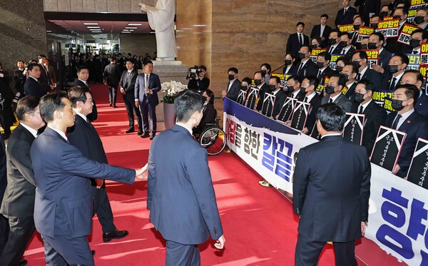 이재명 대통령이 4일 내년도 정부 예산안에 대한 시정연설을 하기 위해 서울 여의도 국회에 도착해 피켓시위를 하는 국민의힘 의원들 앞을 지나고 있다. 국민의힘 의원들은 추경호 전 원내대표에 대한 내란특검팀의 영장청구에 반발하며 야당 탄압 중단을 촉구했다. 2025.11.4. 연합뉴스