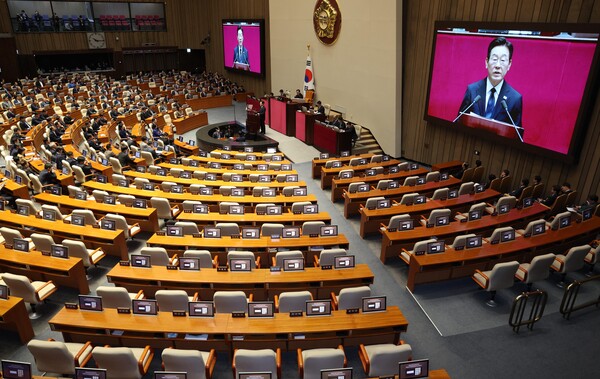 이재명 대통령이 4일 국회 본회의장에서 2026년도 정부 예산안 시정연설을 하고 있다. 오른쪽 국민의힘 자리는 의원들 불참으로 비어 있다. 2025.11.4. 연합뉴스