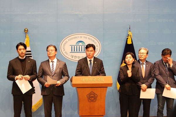 국회 국토교통위원회 소속 더불어민주당 의원들이 3일 국회 소통관에서 기자회견을 열어 국민의힘 장동혁 대표의 부동산 관련 의혹을 제기하고 있다. 사진=정준호 의원 페이스북
