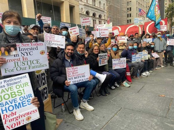 2000년대 들어 택시를 운행할 권리(메달리온)를 수십만 달러에 사들인 택시 운전자들은 메달라온 가격이 폭락하자 높은 이자에 빌린 돈을 갚지 못해 파산하고 스스로 목숨을 끊는 일까지 벌어졌다. 2021년 부채 탕감을 주장한 맘다니 뉴욕주 하원의원은 15일 동안 단식 투쟁을 벌여 정부의 개입을 끌어냈다.