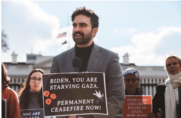 맘다니는 치열함, 강렬함, 열정을 뜻하는 "intensity"의 정치인이다. 2023년 백악관 앞에서 단식하면서 가자 전쟁에 대한 바이든 정부의 책임을 지적하고 영구적인 평화 협정을 촉구하는 맘다니. (Instagram, zohrankmamdani)