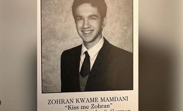 특수고인 브롱크스 과학고 2010년 졸업 앨범 속의 맘다니. 그는 이 학교에서 크리켓 팀을 조직하면서 남아시아 출신 학생들과 가까워졌고, 이들이 속한 엘리트가 아닌 평범한 이민자 사회에 대해 관심을 갖기 시작했다. (Bronx High School of Science, Spectrum News NY1)