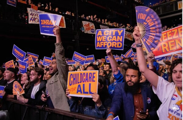 평범한 일상을 감당할 수 있는 뉴욕을 만들자는 맘다니의 메시지에 환호하는 지지자들. (Zohran for New York City)