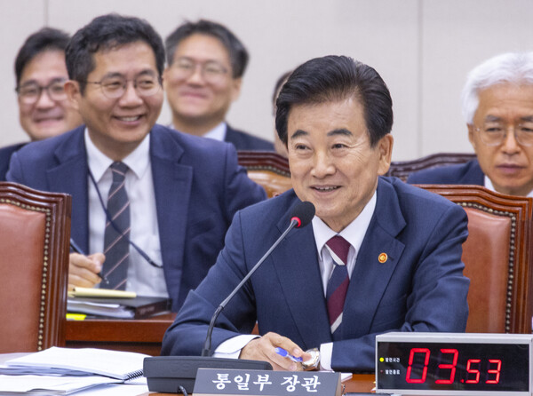 정동영 통일부 장관이 14일 국회 외교통일위원회에서 열린 통일부에 대한 2025년 국정감사에 출석해 APEC 정상회의 도중 북미 정상회동에 예상 장소에 대한 질의를 들은 뒤 미소짓고 있다. 2025.10.14. 연합뉴스